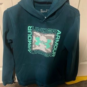 Boys Under Armour thick hoodie sweatshirt. Logo on front and Youth XL size